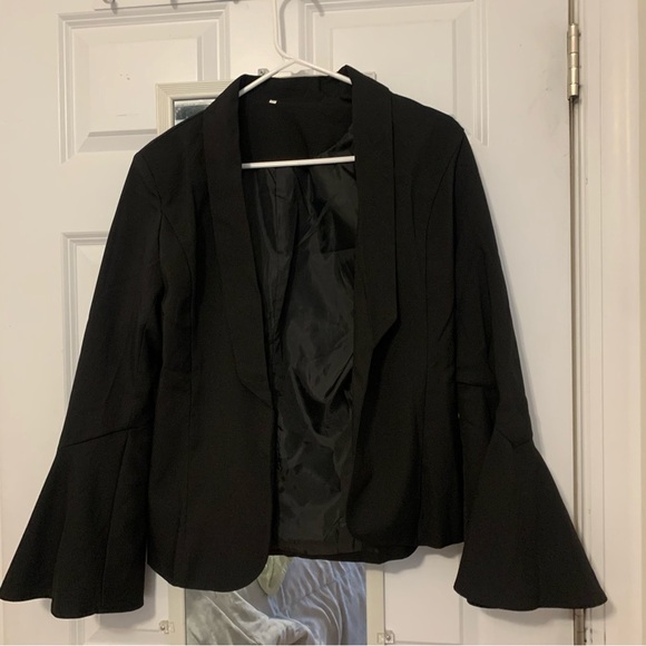 Black blazer with bell sleeves​​ - Picture 5 of 5